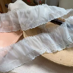 Weißer Organza-Spitzenbesatz mit Hohlpunkten und Bogenkanten, ideal für DIY-Nähhandwerk.