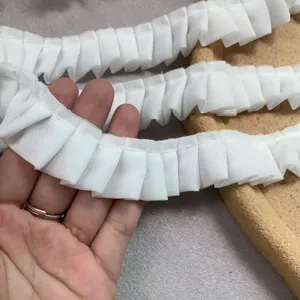 Detailaufnahme von weißer, zweilagiger Chiffon-Plissee-Spitzenborte für DIY Nähprojekte.