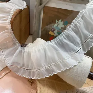 Weißer Organza Spitzenbesatz mit Hundezahnkante gerafft für DIY Kleidung Kragen Dekoration