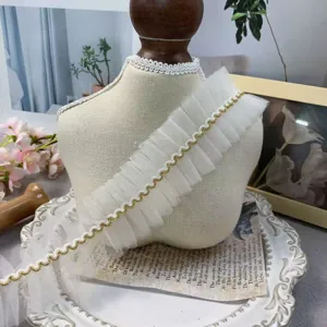 Nahaufnahme von 5cm plissierter weißer Mesh-Spitzenborte mit goldenem Rand für DIY.