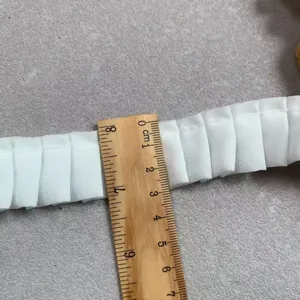 Weißer Chiffon-Spitzenbesatz im Detail, 3 cm Breite, ideal für DIY-Kleidung und Heimtextilien.