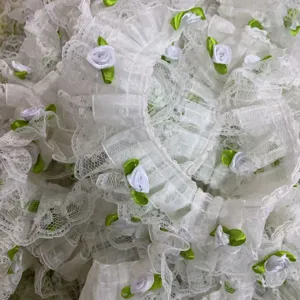 Garniture de dentelle en organza double blanc avec petites fleurs de roses pour détails DIY.
