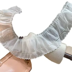 Weisse Organza Spitzenduesche mit Hundezahnkante fuer DIY Kleidung und Heimtextilien.
