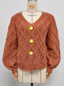 Klassischer V-Ausschnitt Strickpullover mit Rautenmuster und Blumen in Karamell.