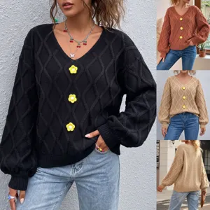 Detailansicht des Vintage Damen V-Ausschnitt Strickpullovers mit Blumenknöpfen und Laternenärmeln.