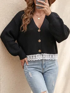 Vue détaillée du cardigan tricoté pour femme automne hiver avec patchwork de dentelle et col en V.