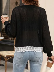 Vue détaillée du pull en tricot noir pour femme avec élégante bordure en dentelle blanche.