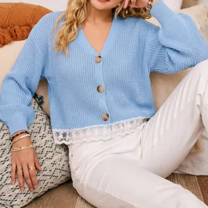 Gilet en tricot bleu clair pour femme avec ourlet en dentelle blanche, col en V manches longues.