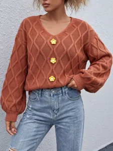 Rostbrauner V-Ausschnitt Zopfmuster Pullover mit charmanten handgearbeiteten Häkelblumen.