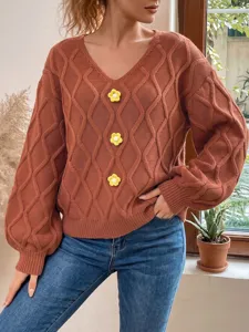 Gemütlicher Grobstrick Pullover mit V-Ausschnitt für Damen mit gelben Häkelblüten Details.