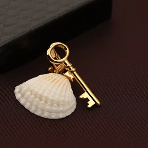 Dettaglio fermacravatta chiave dorata, elegante design in metallo per abbigliamento.