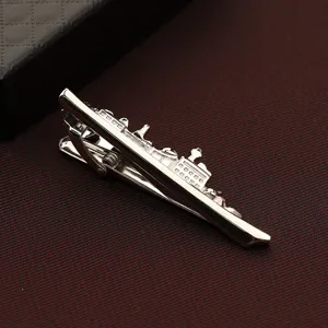 Elegante fermacravatta nave argento da uomo, dettaglio elegante di fermacravatta in metallo per abito.