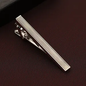 Fermacravatta in metallo argento da uomo per abito formale con elegante inserto bianco.