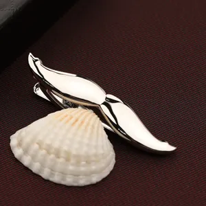Fermacravatta a baffi in argento da uomo, elegante accessorio in metallo per abito da lavoro.