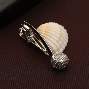 Fermacravatta argento da uomo vista dettaglio, elegante accessorio per abito da business.