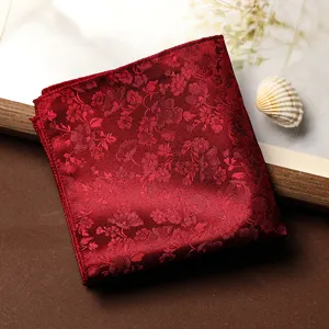 Dettaglio della elegante pochette da taschino bordeaux floreale con raffinata trama.