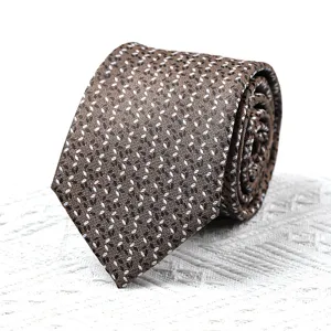 Braune gemusterte Krawatte Detailaufnahme mit feiner gewebter Textur und elegantem Design.