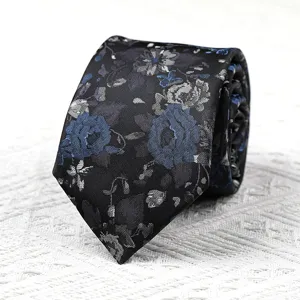 Detailansicht einer klassischen schwarzen Krawatte mit blauem Blumenmuster fuer Business.
