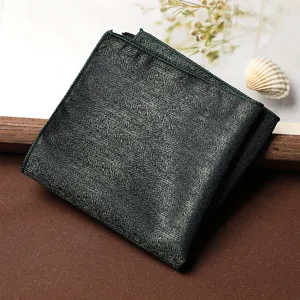 Taschino da uomo a spina di pesce retrò, dettaglio verde scuro per elegante abito formale aziendale.