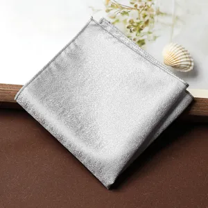 Pezzuola da taschino uomo motivo spina di pesce argento, elegante fazzoletto da giacca formale.
