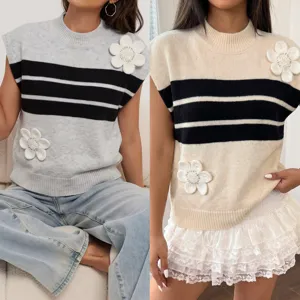 Vista detallada del chaleco de punto a rayas para mujer con apliques florales 3D.