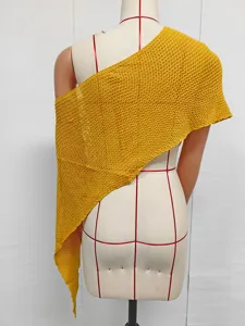 Mujer chal triangular de punto calado asimétrico top capa, prenda elegante de moda femenina.