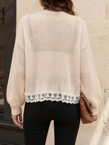 Vue de dos détaillée du gilet en maille beige pour femme avec bordure en dentelle.