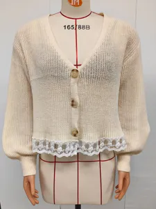 Cardigan en tricot col V pour femme avec bordure en dentelle blanche et boutons ravissants.