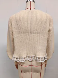Détail du dos cardigan en tricot beige femme avec bordure en dentelle pull automne.