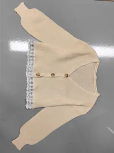 Cardigan en tricot pour femme avec col en V, manches longues et élégante bordure en dentelle.