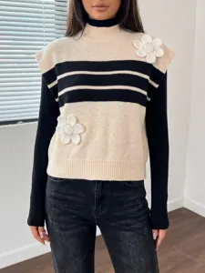 Vista detallada del chaleco de punto a rayas colorblock para mujer con bordado floral.