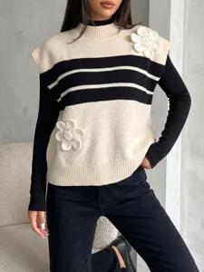Primer plano del elegante chaleco de punto a rayas con bordado floral 3D y cuentas.