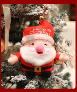 Gros plan détaillé de l'ornement suspendu en peluche du Père Noël avec un décor festif.