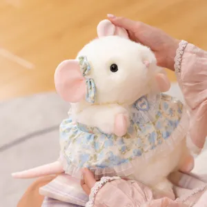 Bonito peluche de rata blanca con vestido floral azul, suave muñeca de juguete como regalo.