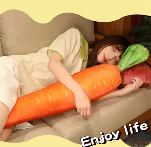 Scène chaleureuse montrant un long coussin en peluche de carotte comme traversin doux.