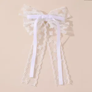 Weißes Spitzen-Schleifen-Haarspangen-Detail, Ballett-Stil Haarschmuck mit langen Bändern.