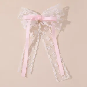 Weißer Spitzen-Schleifen-Haarclip mit rosa Bändern, feines Detail des Ballett-Core-Haar-Accessoires.
