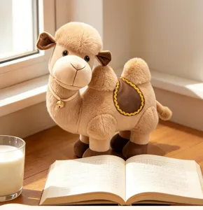 Detalle de peluche de camello de simulación, tierno animal de peluche con campana y silla.