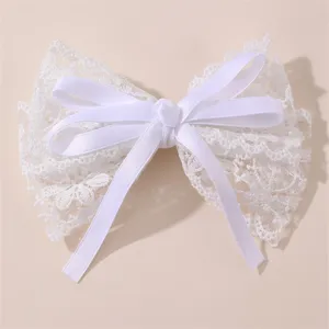 Detalle de pinza de pelo con lazo de encaje blanco, accesorio de hadas dulce para niñas y niños.