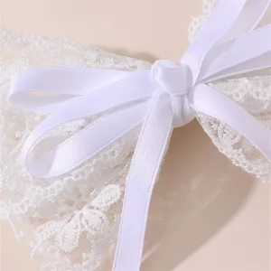 Detalle de pinza de pelo con lazo de encaje blanco, accesorio dulce para niñas y estudiantes.