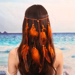 Accessoire cheveux plume bohème tressé avec perles, idéal pour voyages et style ethnique.