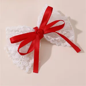 Lindo pinza de pelo de lazo de encaje blanco con cinta roja, accesorio dulce para niñas.
