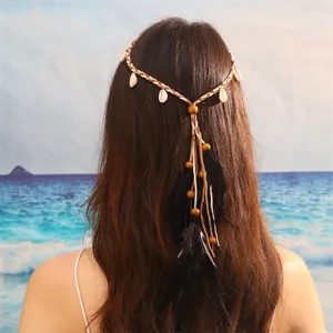 Bandeau de cheveux bohème en plumes avec coquillages et perles en bois, accessoire ethnique.