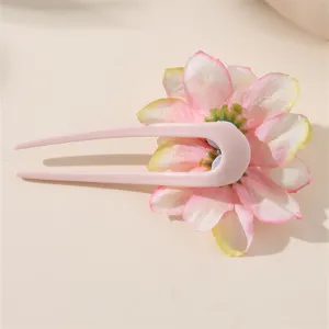 Forcina per capelli a U rosa con dolce design di fiori in tessuto, vista dettagliata.