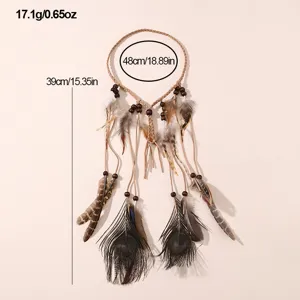 Vue détaillée du bandeau à plumes de style bohème avec de vraies plumes de paon et perles.