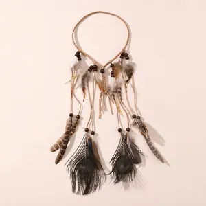 Vue détaillée du bandeau de cheveux en plume bohème avec plumes de paon et perles.