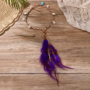 Bandeau à plumes bohème avec perles en bois et coquillages, accessoire de cheveux ethnique voyage.