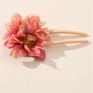 Vista ravvicinata dettagliata della forcina per capelli in tessuto rosa dolce, design fine.