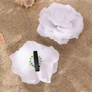 Gros plan détail de la pince à cheveux fleur de rose en tissu blanc avec clip noir.