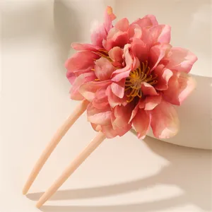 Elegante forcina per capelli a U con fiore rosa, accessorio di stile dolce per le donne.